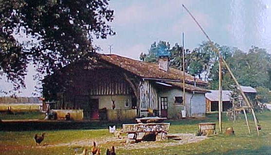 Puit &agrave; balancier (&agrave; droite de la maison)